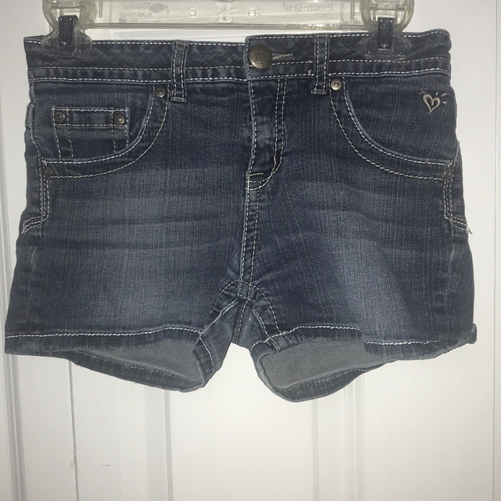 Shorts with pockets and thread designs!!